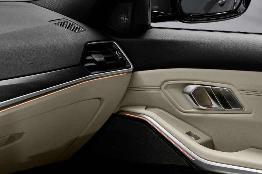 Детали интерьера BMW 330i Touring M Sport (G21) 2019 года  (WW) (фото 24 из 93)